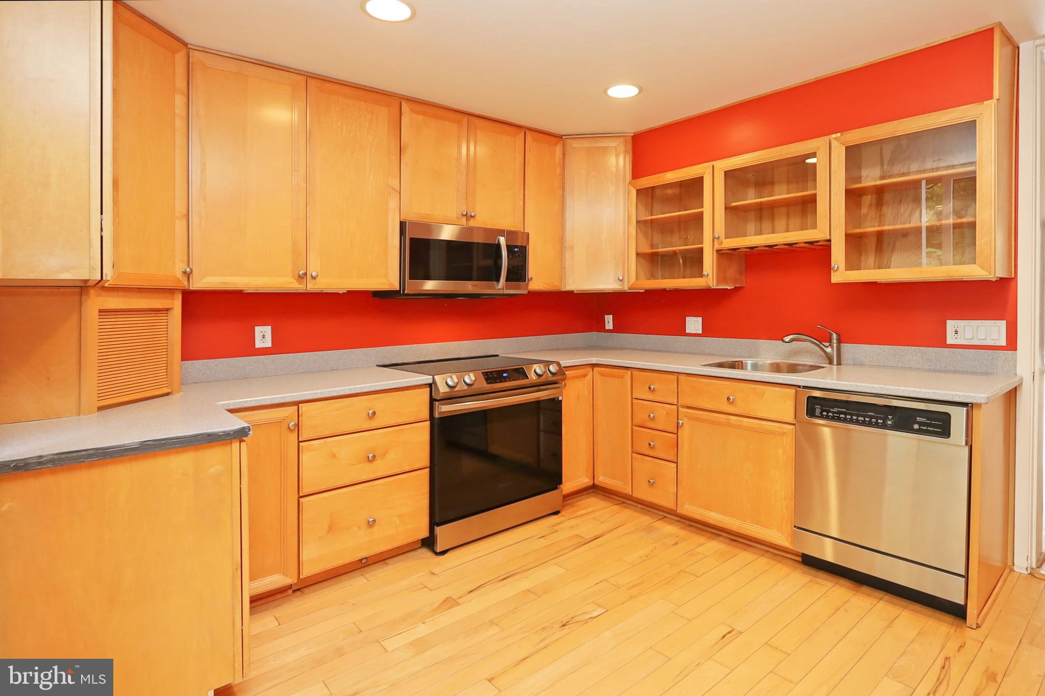 1682 Chimney House Road Reston, VA 20190 - Photo 5 of 56 Up-dated kitchen with maple cabiinets