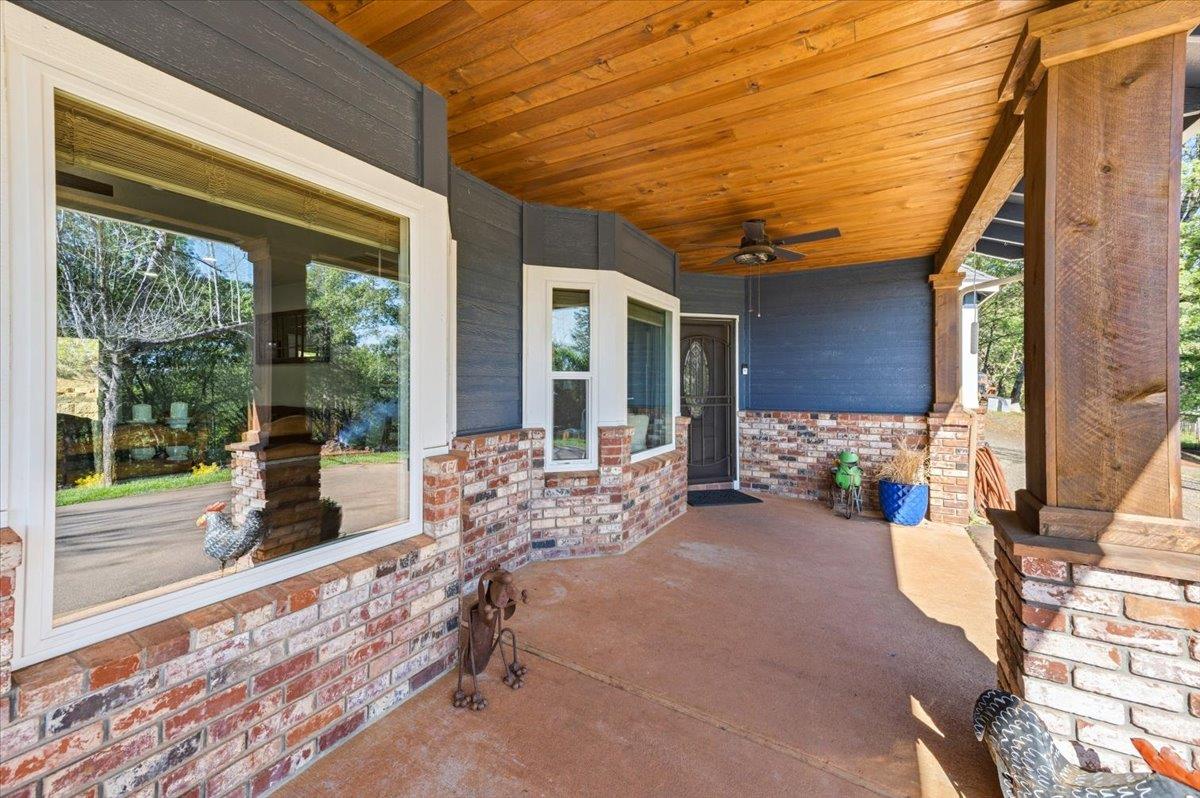 10784 Cole Way Grass Valley, CA 95945 - Photo 26 of 57 a living room with furniture