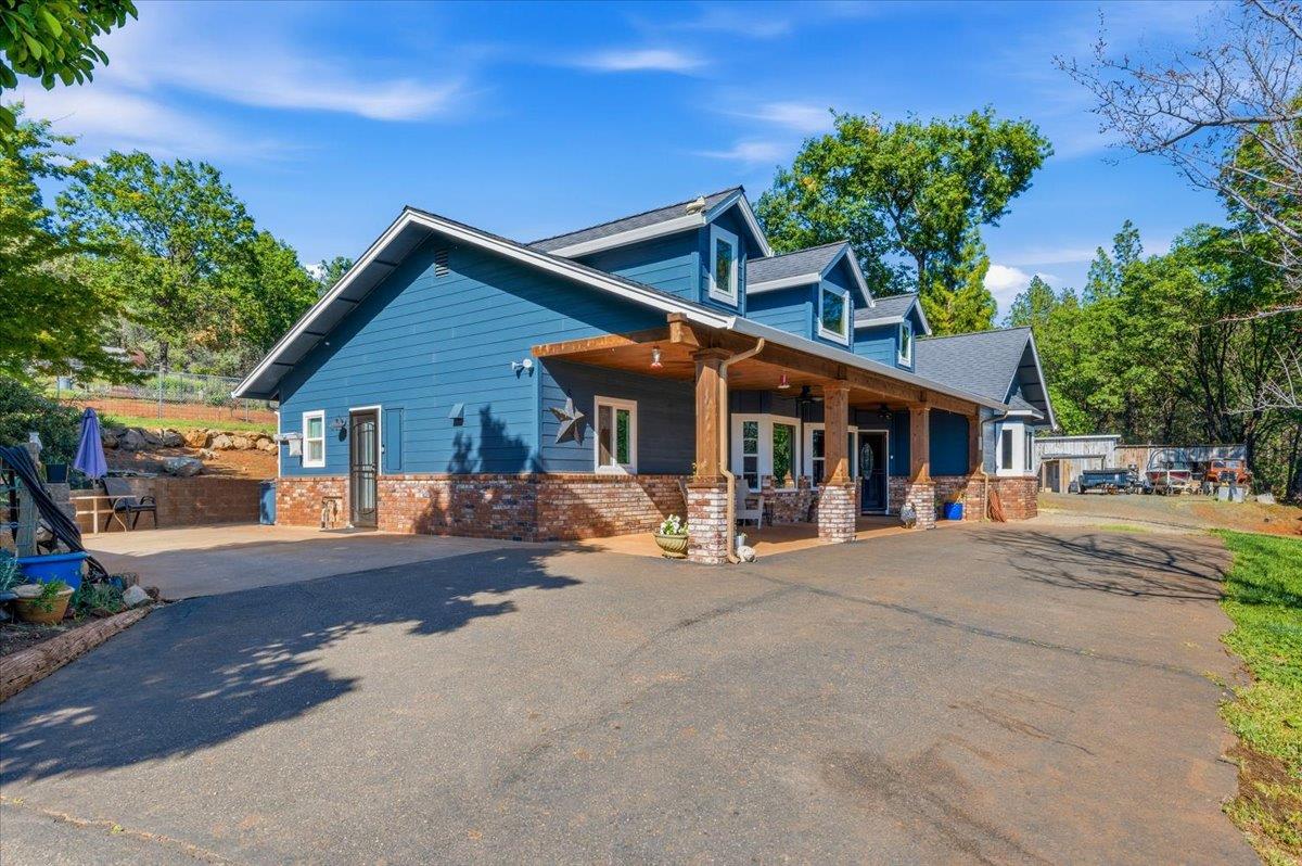 10784 Cole Way Grass Valley, CA 95945 - Photo 27 of 57 front view of a house with a patio