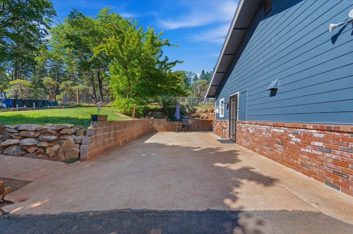 10784 Cole Way Grass Valley, CA 95945 - Photo 33 of 57 a view of a backyard with sitting area