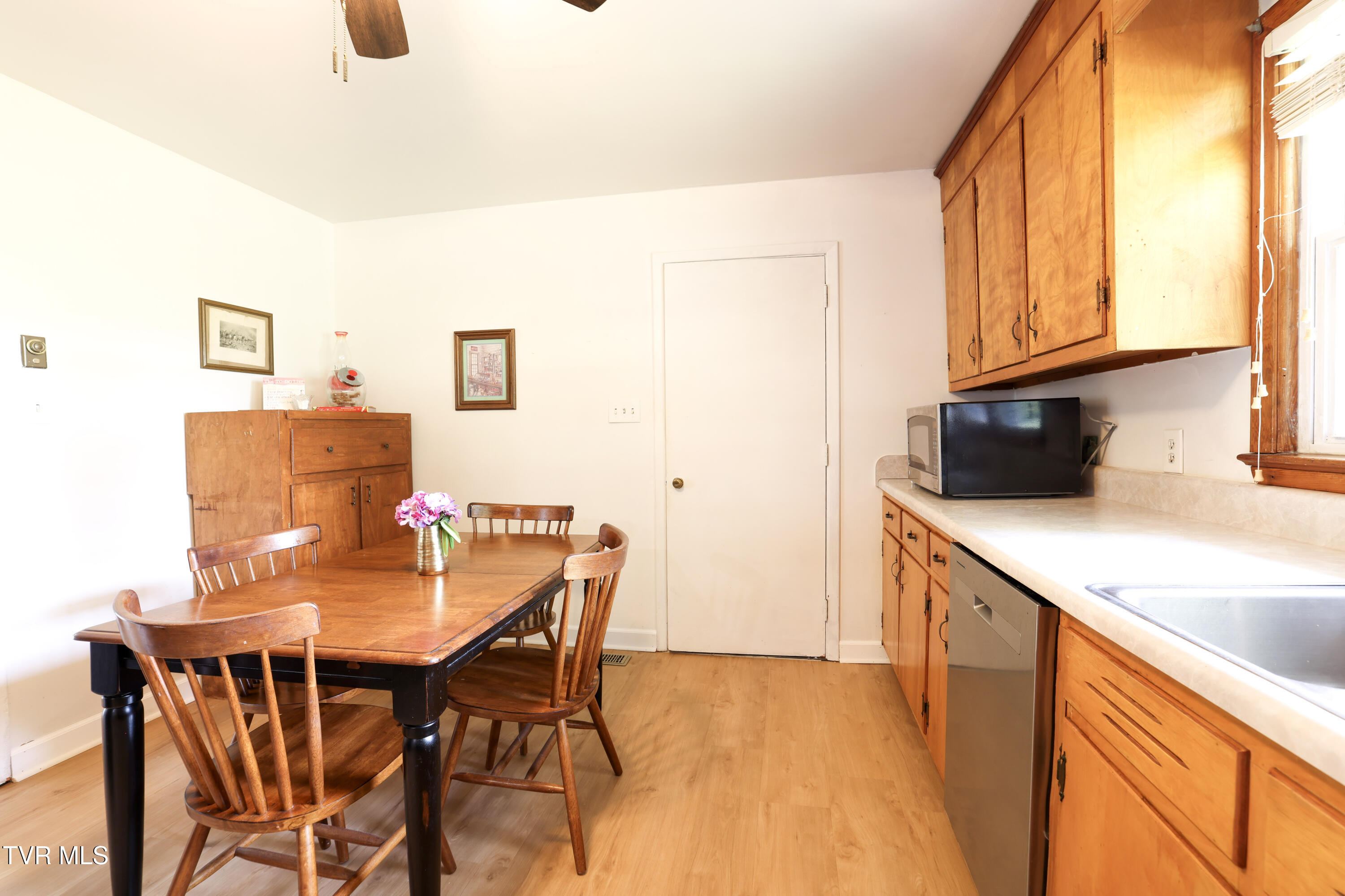 20495 Blue Spruce Road Bristol, VA 24202 - Photo 7 of 24 Kitchen 2.jpg bs