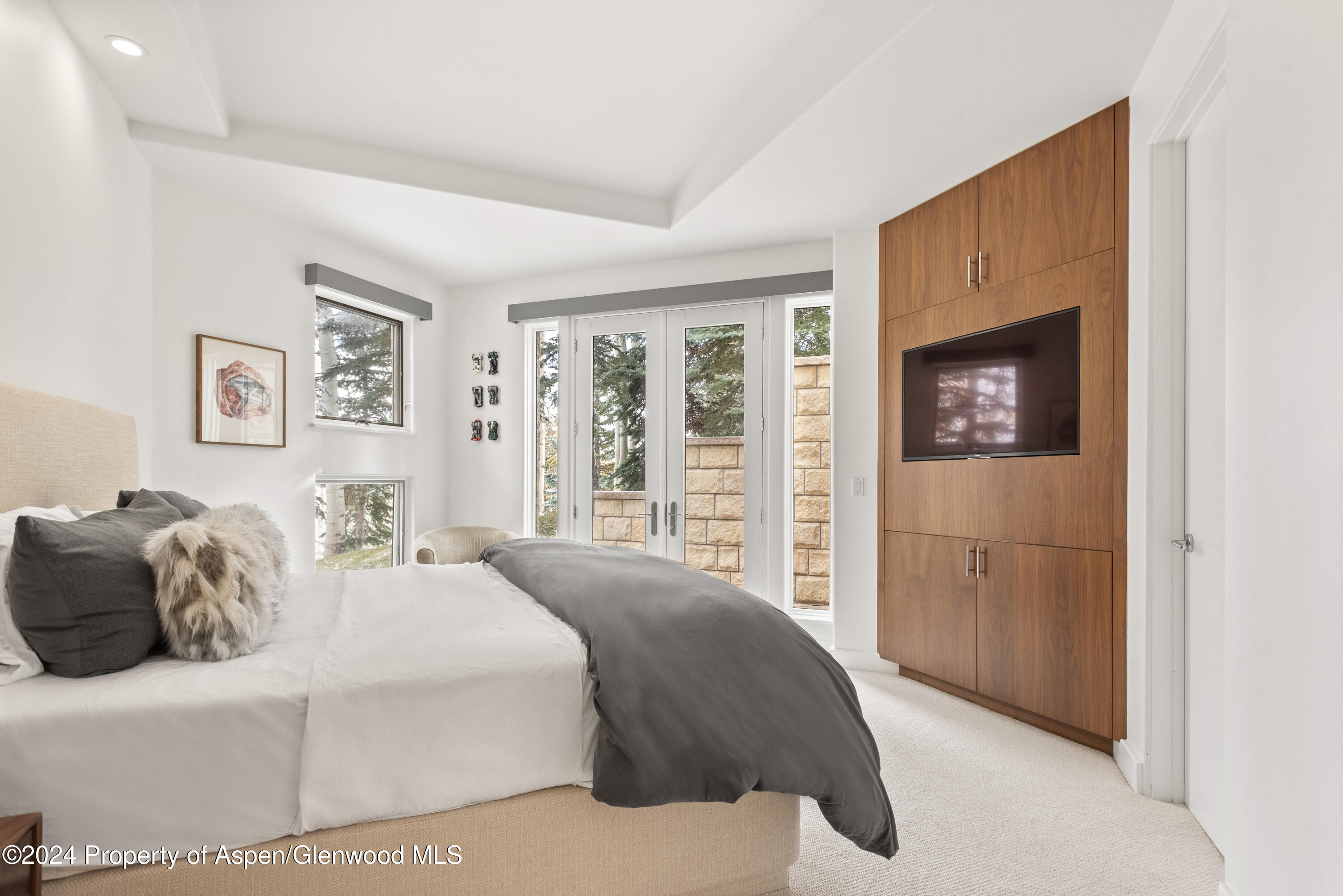 189 Aspen Way Snowmass Village, CO 81615 - Photo 37 of 44 a bedroom with a large bed and a window