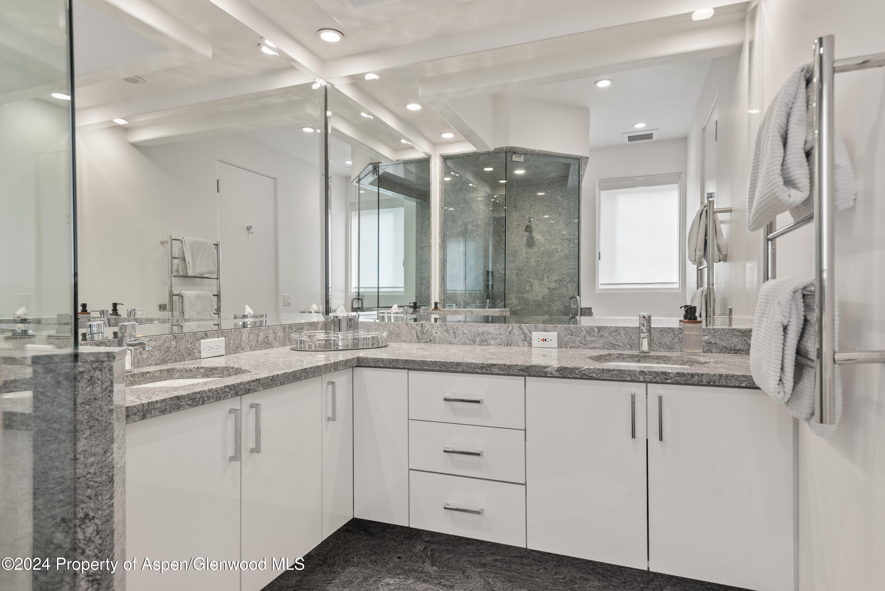 189 Aspen Way Snowmass Village, CO 81615 - Photo 38 of 44 a bathroom with double sink and a mirror