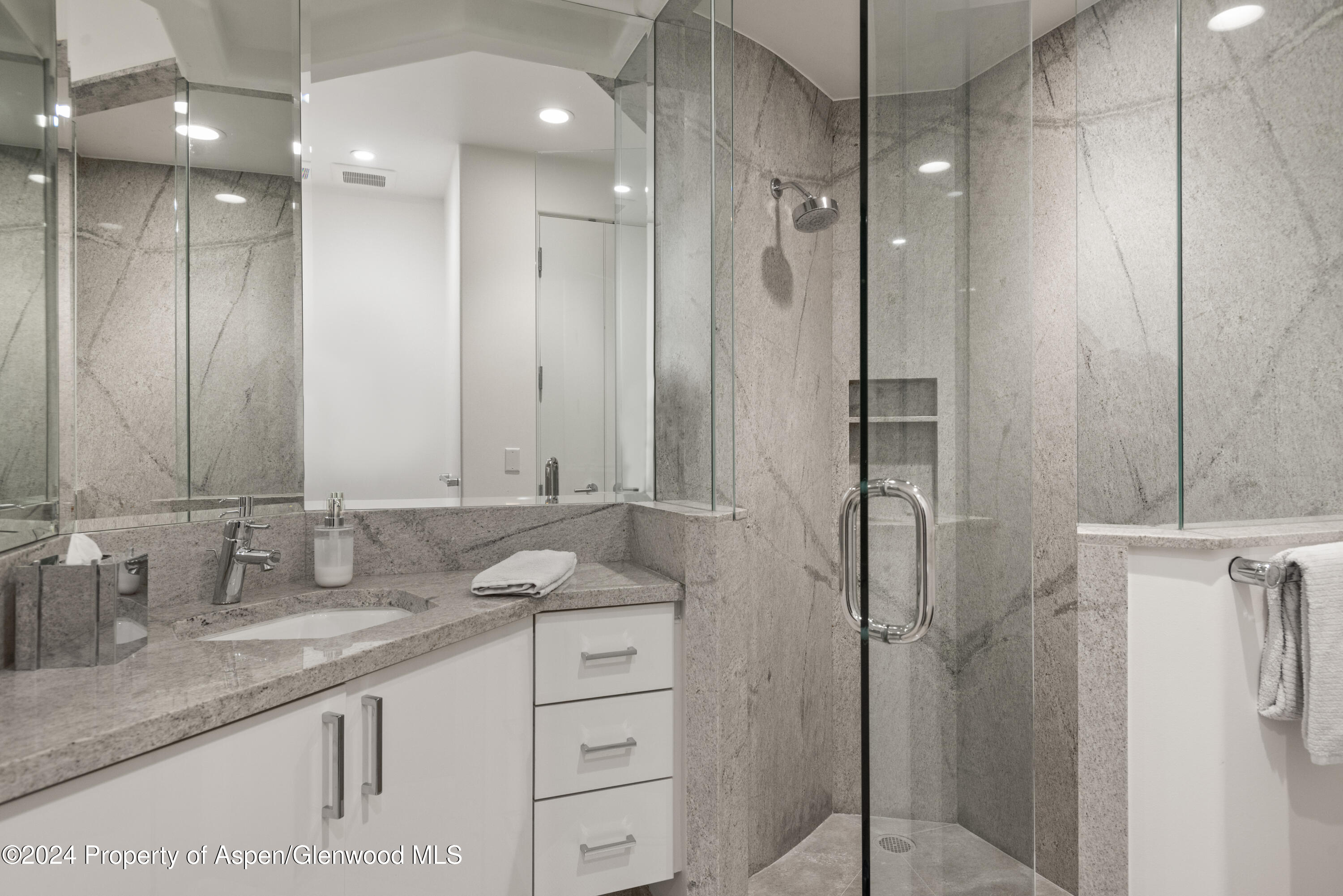 189 Aspen Way Snowmass Village, CO 81615 - Photo 40 of 44 a bathroom with double sink and a mirror