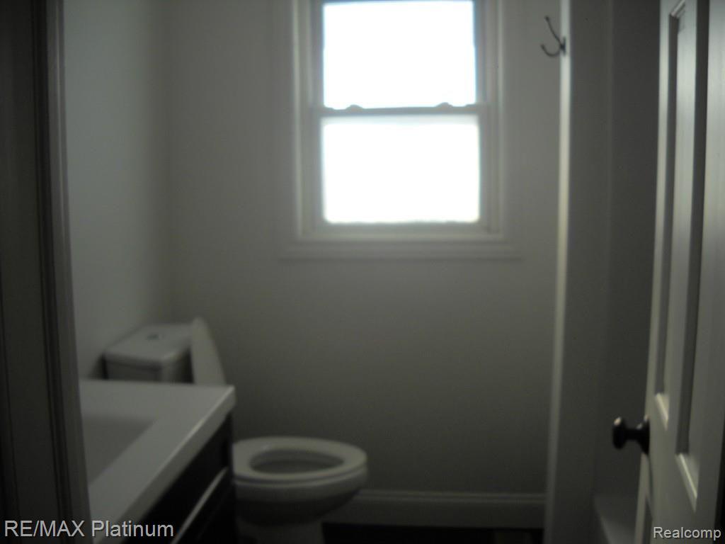 4769 Cass Elizabeth Road Waterford, MI 48327 - Photo 13 of 18 BATHROOM