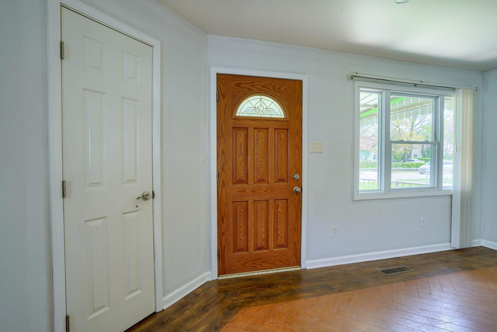 909 Exeter Road Columbus, OH 43213 - Photo 8 of 38 Note the beautiful 6 panel front door with lead glass fan window.