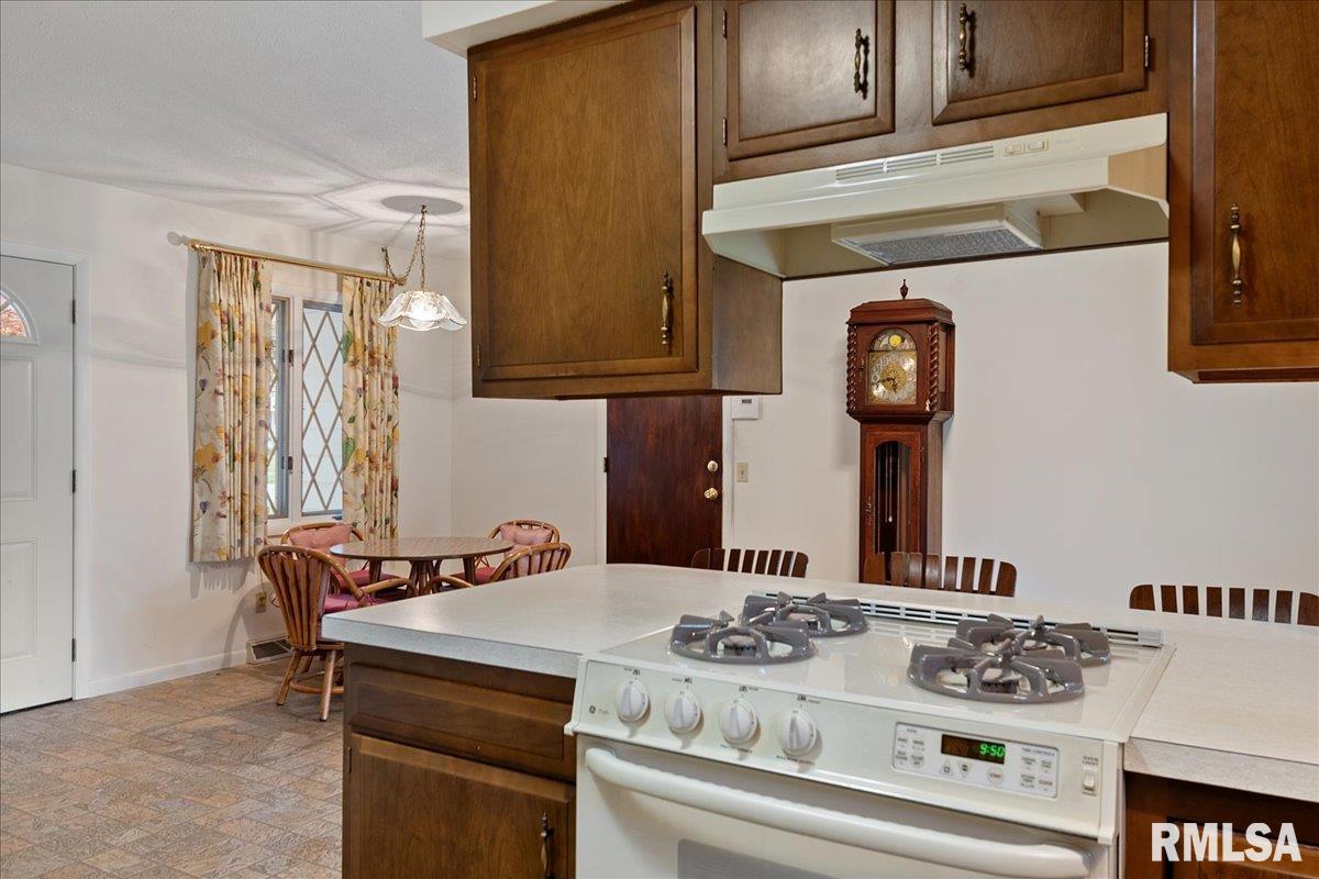 2429 Cahokia Drive Springfield, IL 62702 - Photo 13 of 38