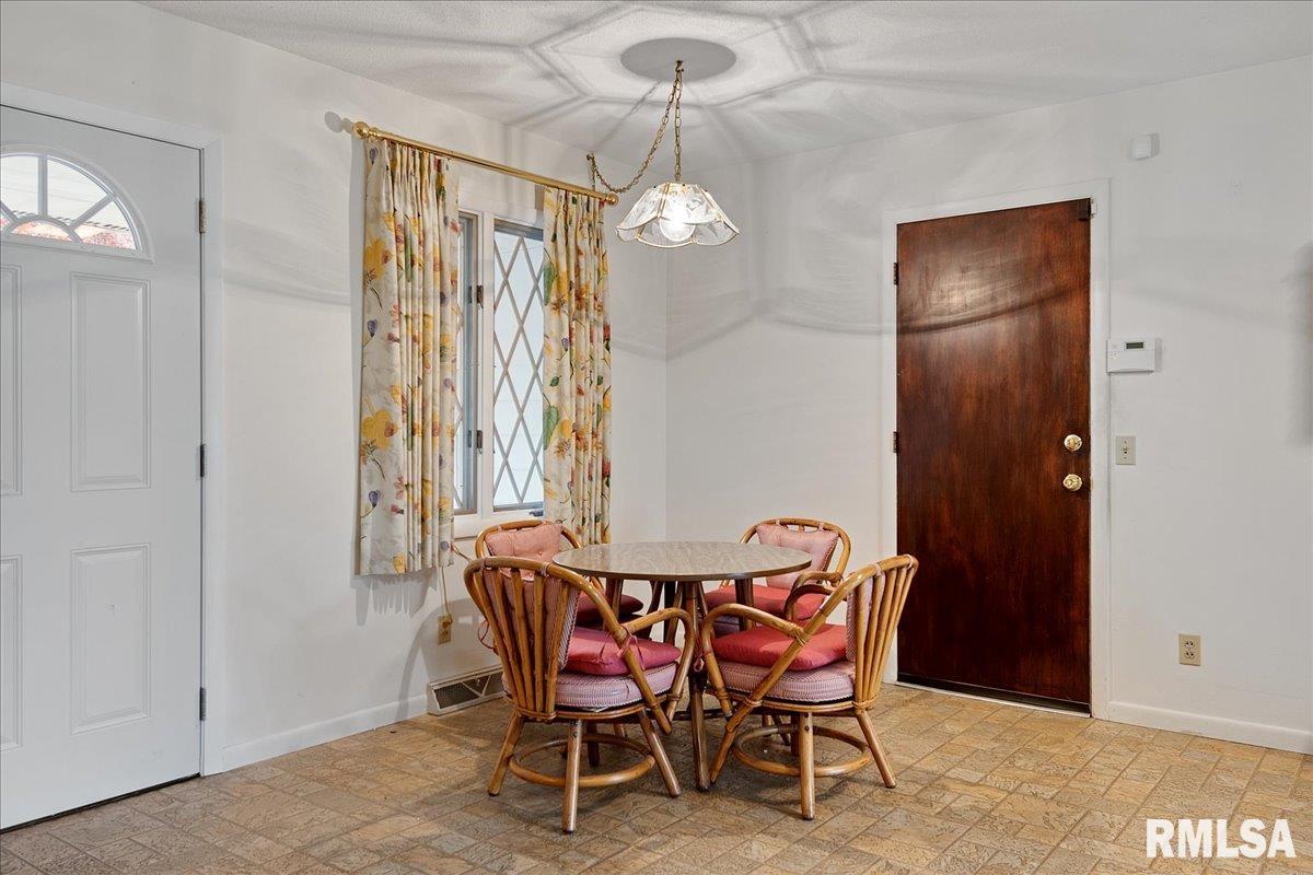 2429 Cahokia Drive Springfield, IL 62702 - Photo 14 of 38