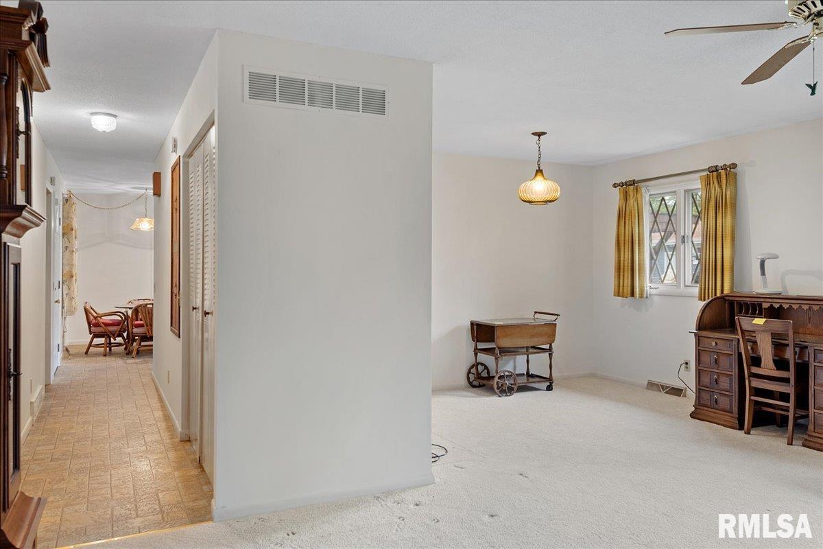 2429 Cahokia Drive Springfield, IL 62702 - Photo 18 of 38