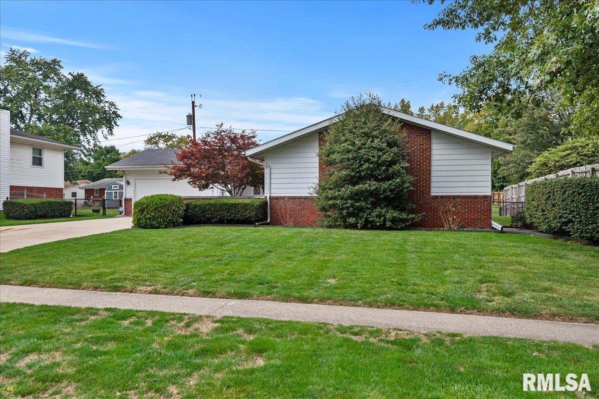 2429 Cahokia Drive Springfield, IL 62702 - Photo 3 of 38