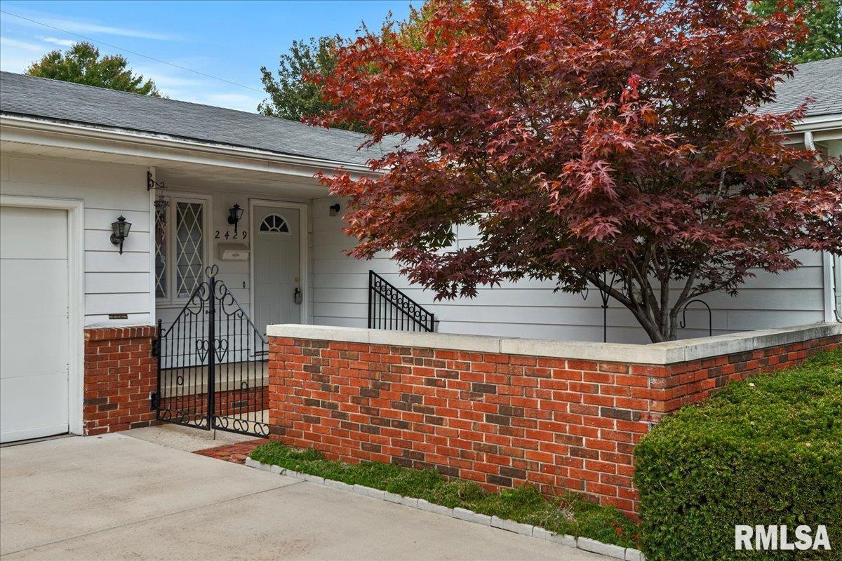 2429 Cahokia Drive Springfield, IL 62702 - Photo 4 of 38