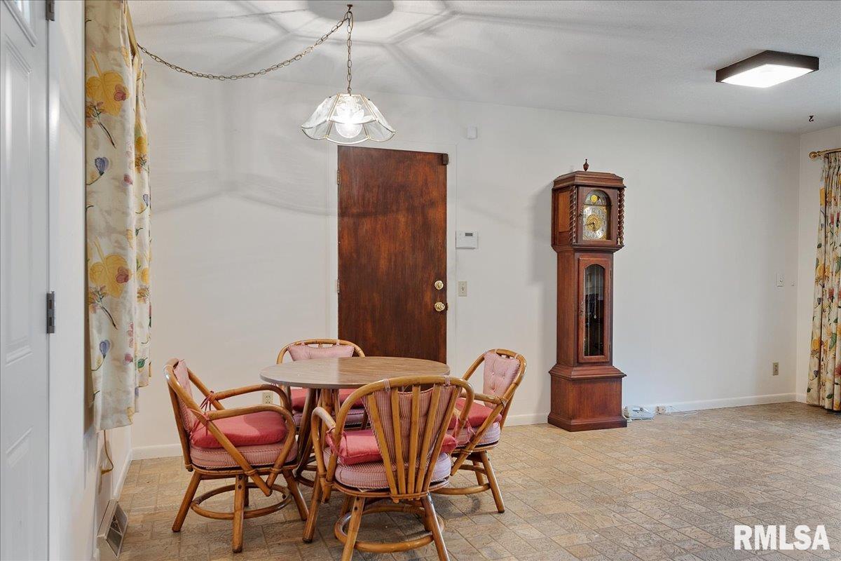 2429 Cahokia Drive Springfield, IL 62702 - Photo 5 of 38