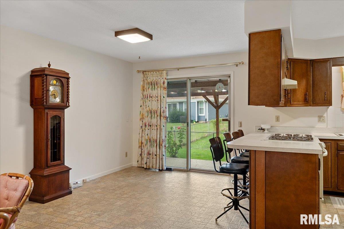 2429 Cahokia Drive Springfield, IL 62702 - Photo 6 of 38