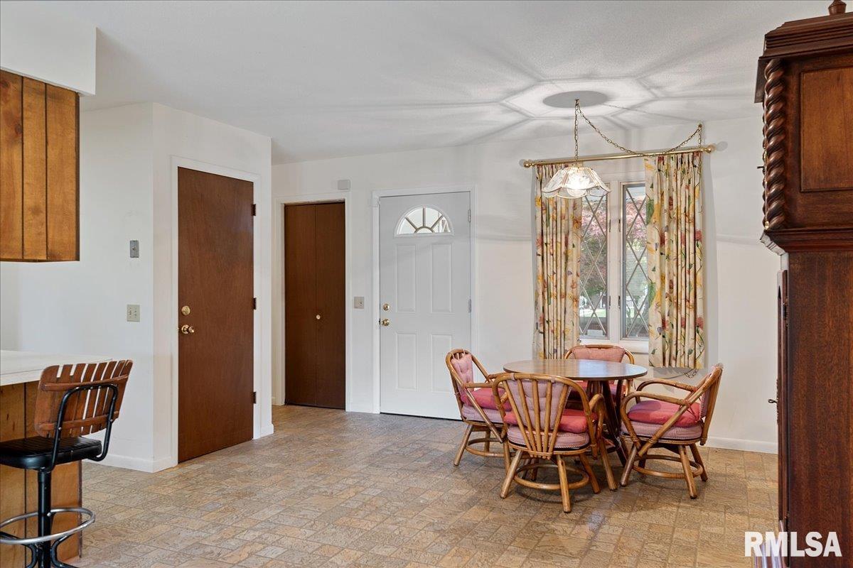 2429 Cahokia Drive Springfield, IL 62702 - Photo 9 of 38