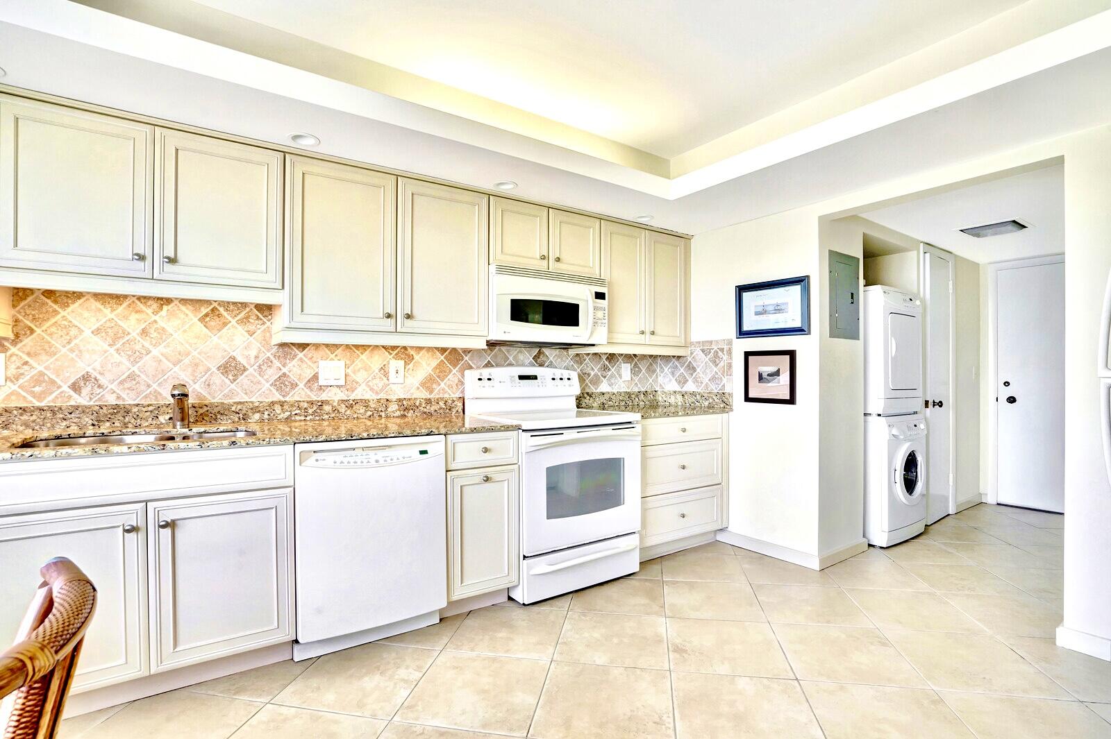 600 South Ocean Boulevard, Unit 1405 Boca Raton, FL 33432 - Photo 22 of 40 Kitchen