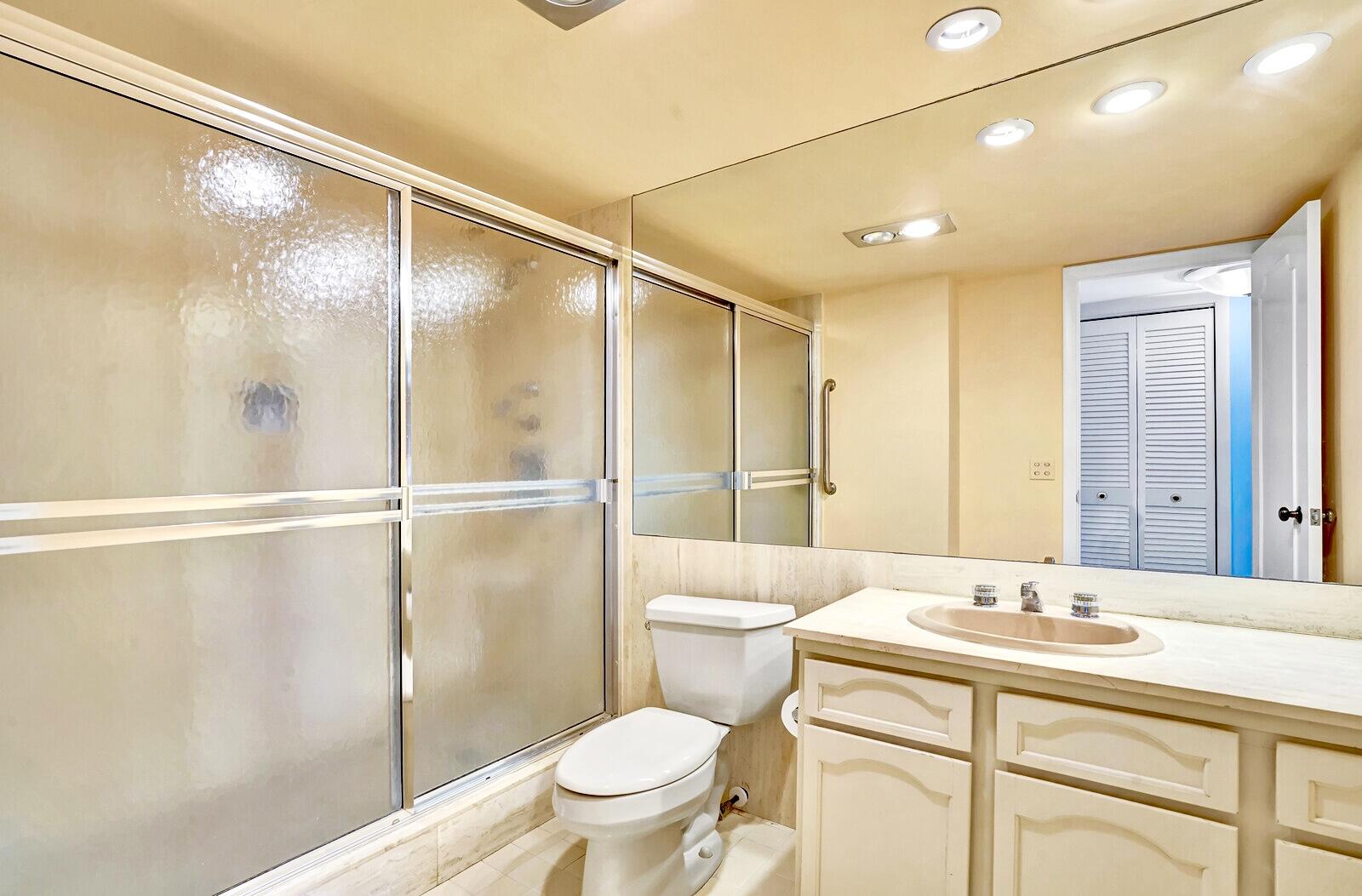 600 South Ocean Boulevard, Unit 1405 Boca Raton, FL 33432 - Photo 38 of 40 Guest Bath