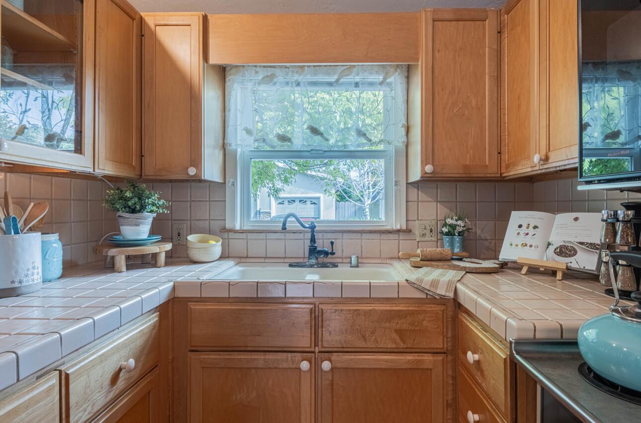 516 8th Street Pacific Grove, CA 93950 - Photo 10 of 34