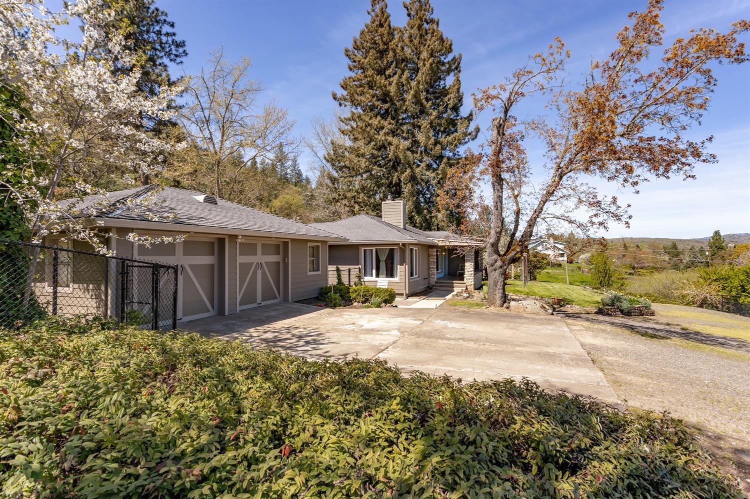4323 Old Stage Road Central Point, OR 97502 - Photo 1 of 31 Primary Photo