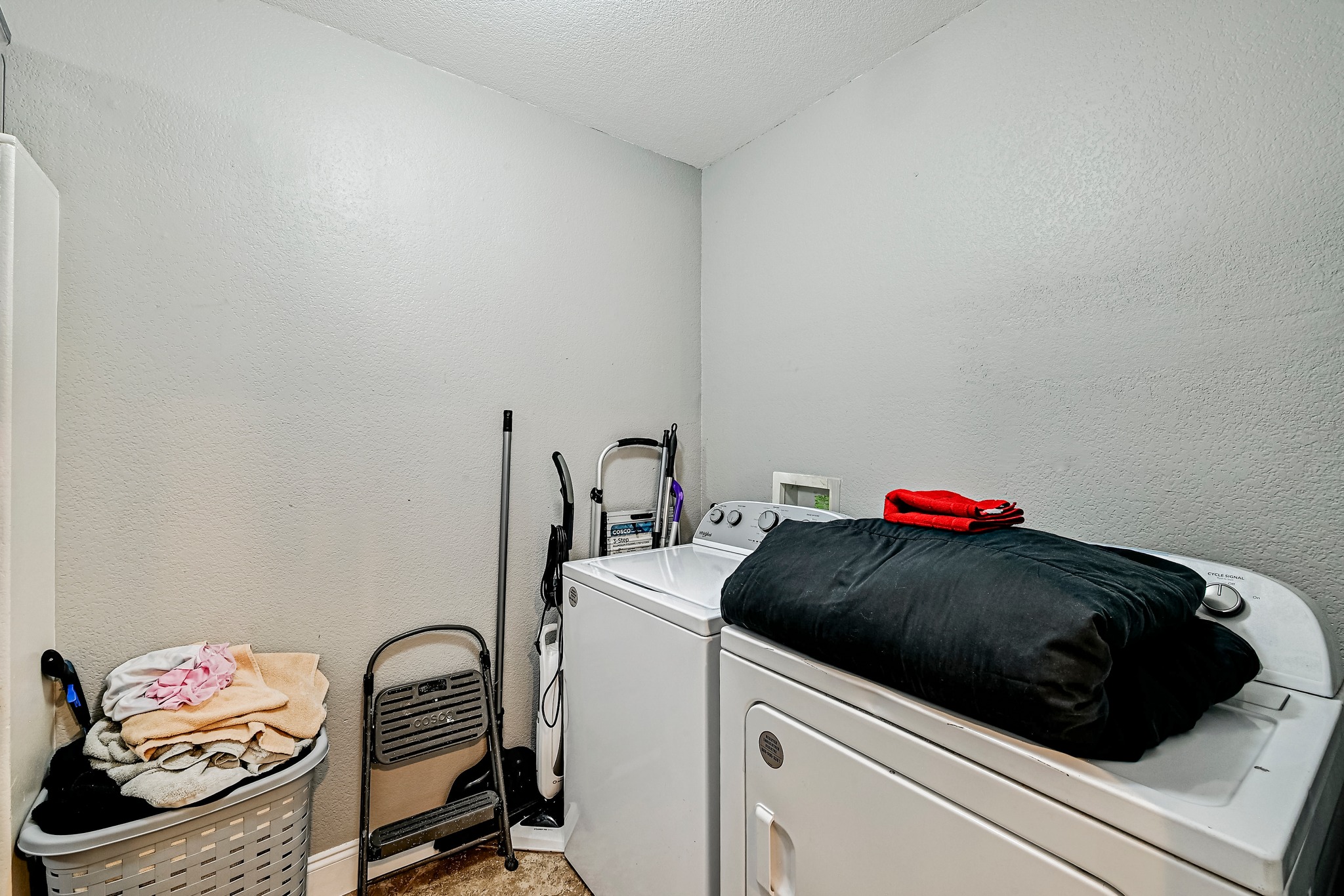 104 North Sumac Lane Georgetown, TX 78633 - Photo 20 of 40 Functional utility space with appliances ready for daily routines.