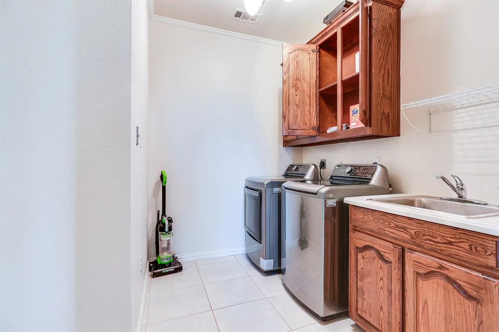 2045 Weston Road McKinney, TX 75071 - Photo 26 of 40 a utility room with sink dryer and washer