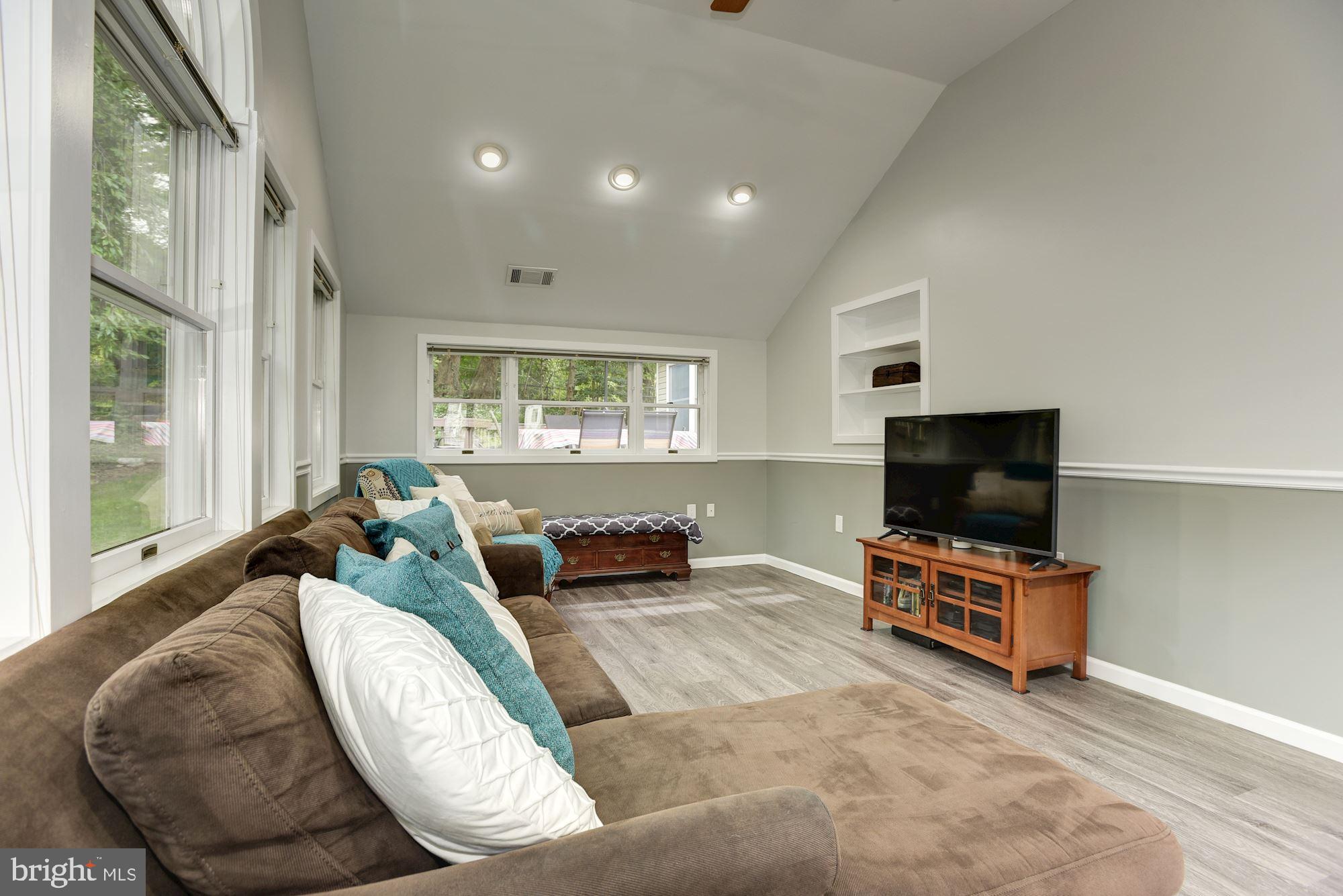 12105 Judson Road Silver Spring, MD 20902 - Photo 3 of 31 Living Room