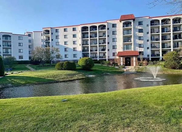 $299,000 | 375 Plum Creek Drive, Unit 312, Wheeling, IL 60090