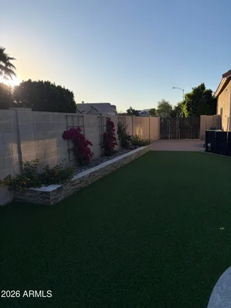 a view of a back yard