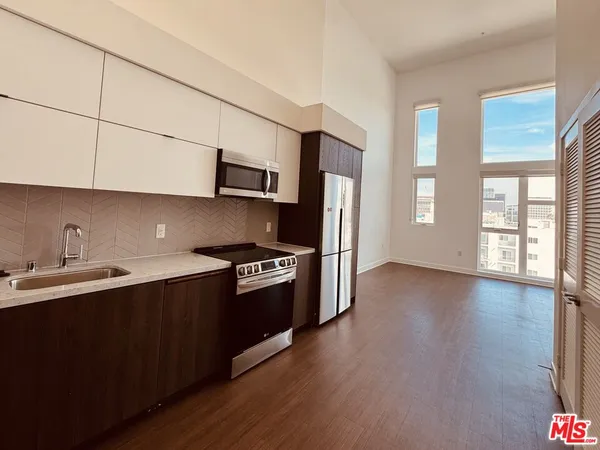 $2,920 | 3980 Wilshire Boulevard, Unit 726, Los Angeles, CA 90010