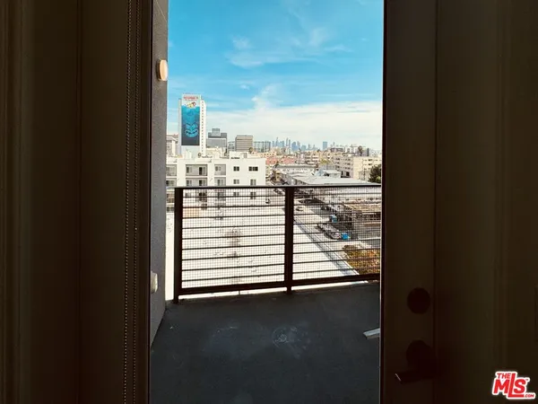 $2,920 | 3980 Wilshire Boulevard, Unit 726, Los Angeles, CA 90010