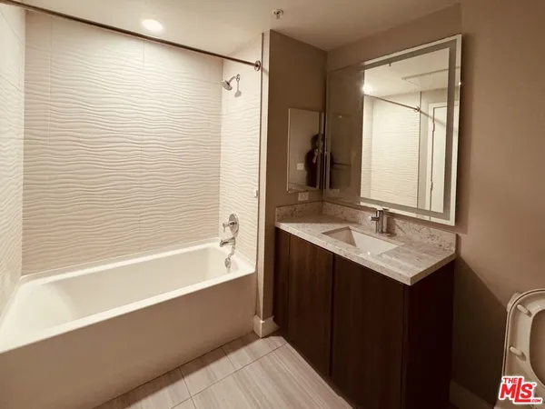 $2,920 | 3980 Wilshire Boulevard, Unit 726, Los Angeles, CA 90010