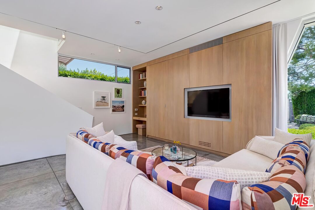 1342 Appleton Way Venice, CA 90291 - Photo 23 of 46 a living room with furniture and flat screen tv