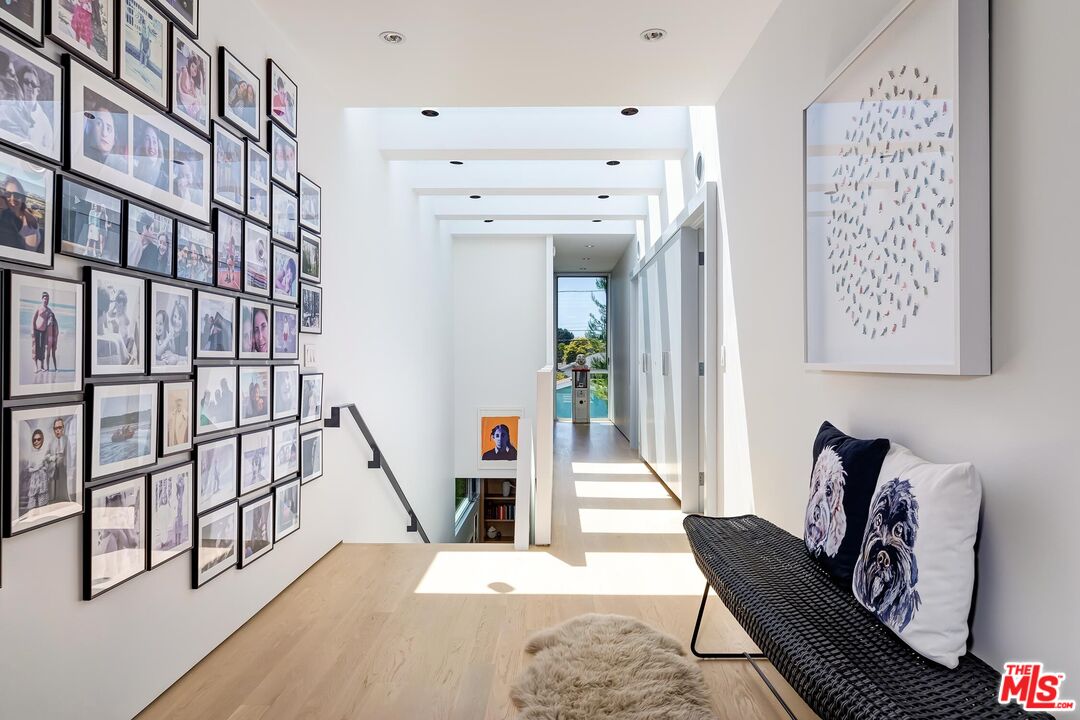 1342 Appleton Way Venice, CA 90291 - Photo 24 of 46 a living room with furniture