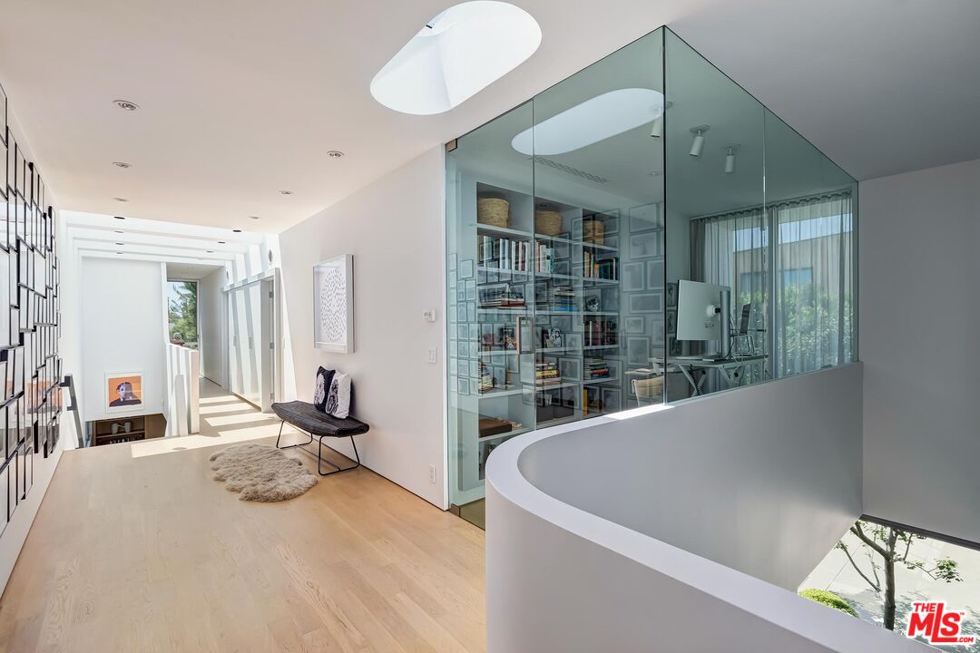 1342 Appleton Way Venice, CA 90291 - Photo 36 of 46 a living room with furniture