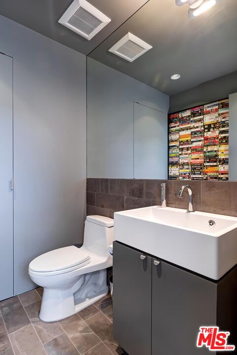 1342 Appleton Way Venice, CA 90291 - Photo 41 of 46 a bathroom with a toilet sink and mirror