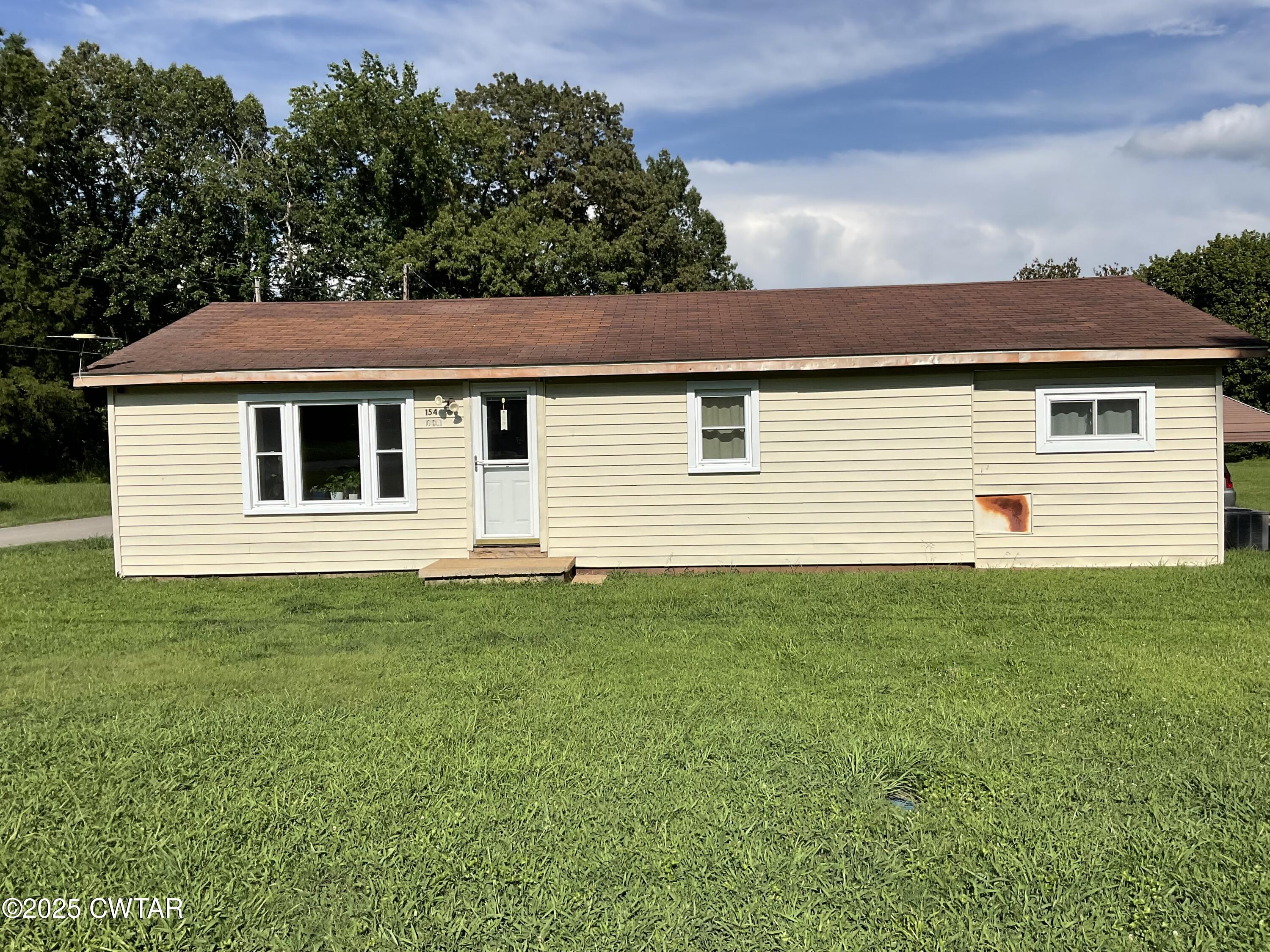 a view of a house with a backyard