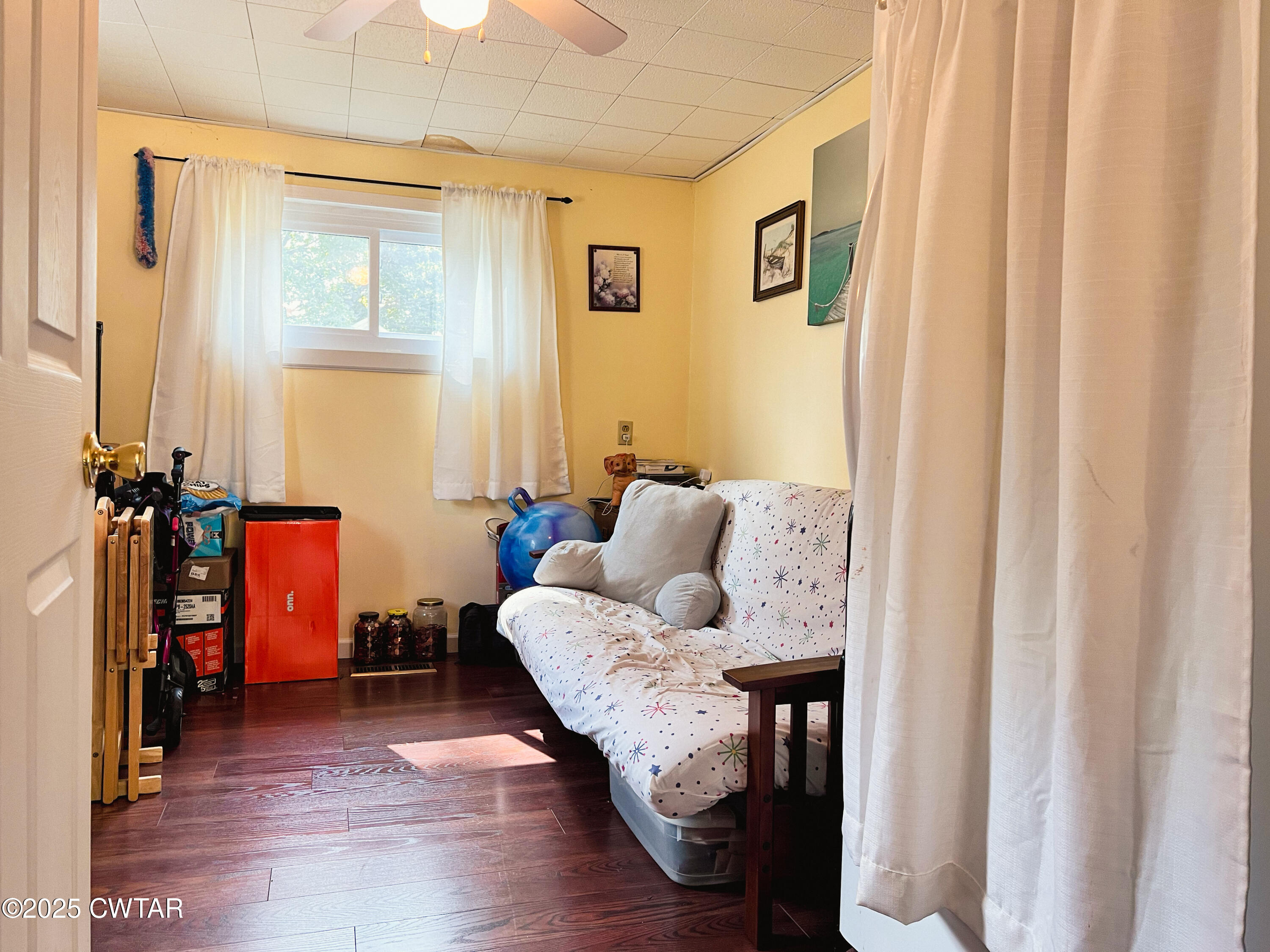 154 North Winchester Street McKenzie, TN 38201 - Photo 3 of 24 a living room with furniture and a window