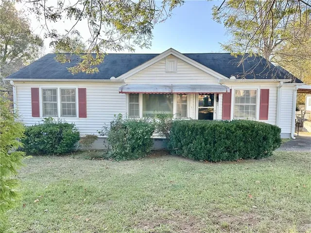 a view of a house with a yard