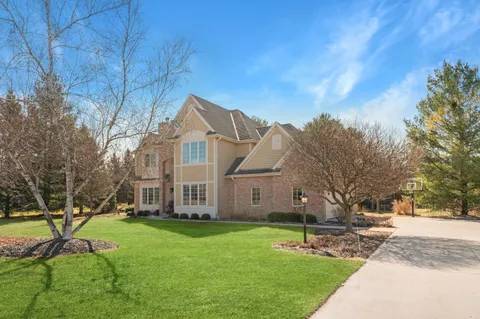 $975,000 | W283N6297 Hibritten Way, Hartland, WI 53029
