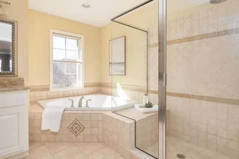 $975,000 | W283N6297 Hibritten Way, Hartland, WI 53029