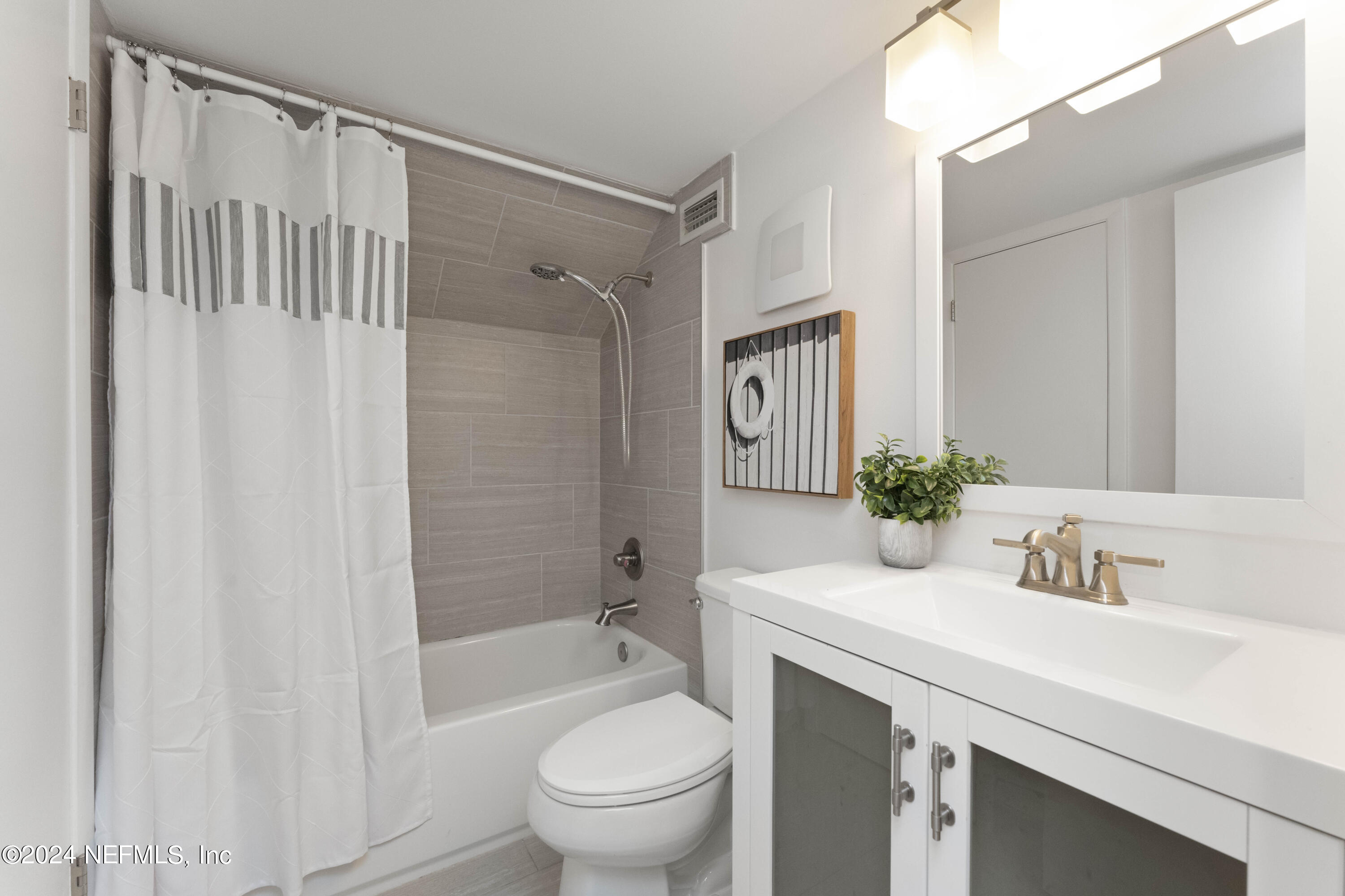 2277 Seminole Road, Unit B Atlantic Beach, FL 32233 - Photo 23 of 48 Guest Bathroom
