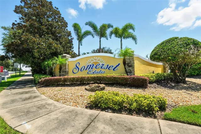 a sign that is sitting on a brick wall