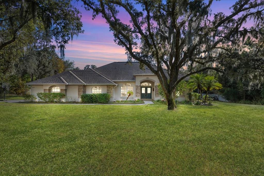 a view of an house with backyard and garden