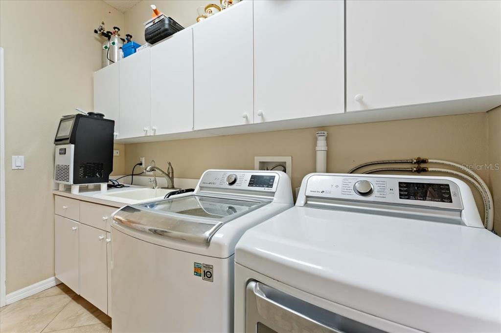 13624 Cooper Road Spring Hill, FL 34609 - Photo 48 of 75 a utility room with dryer and washer
