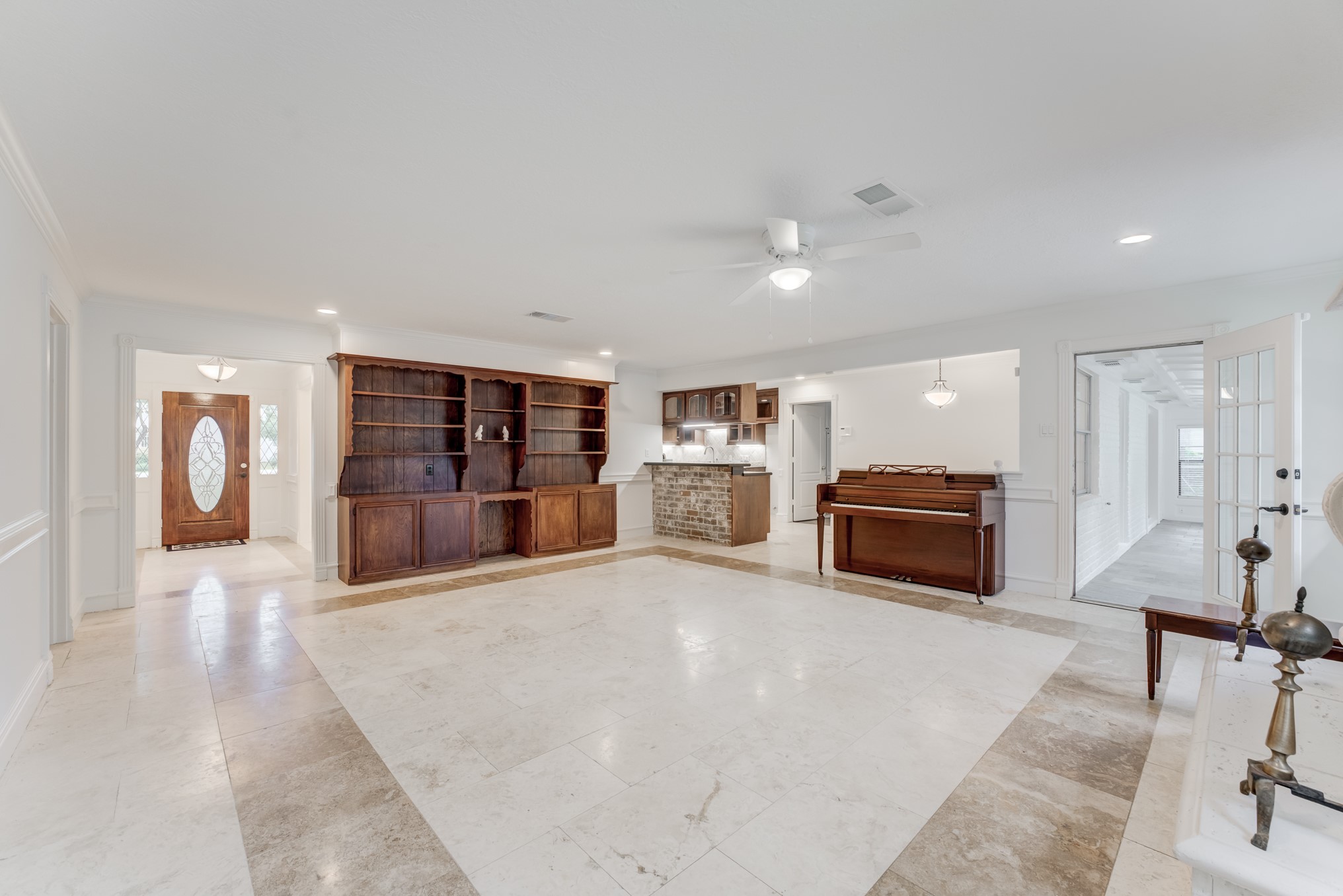 323 Spring Woods Drive Spring, TX 77386 - Photo 12 of 50 a large room with closet and windows