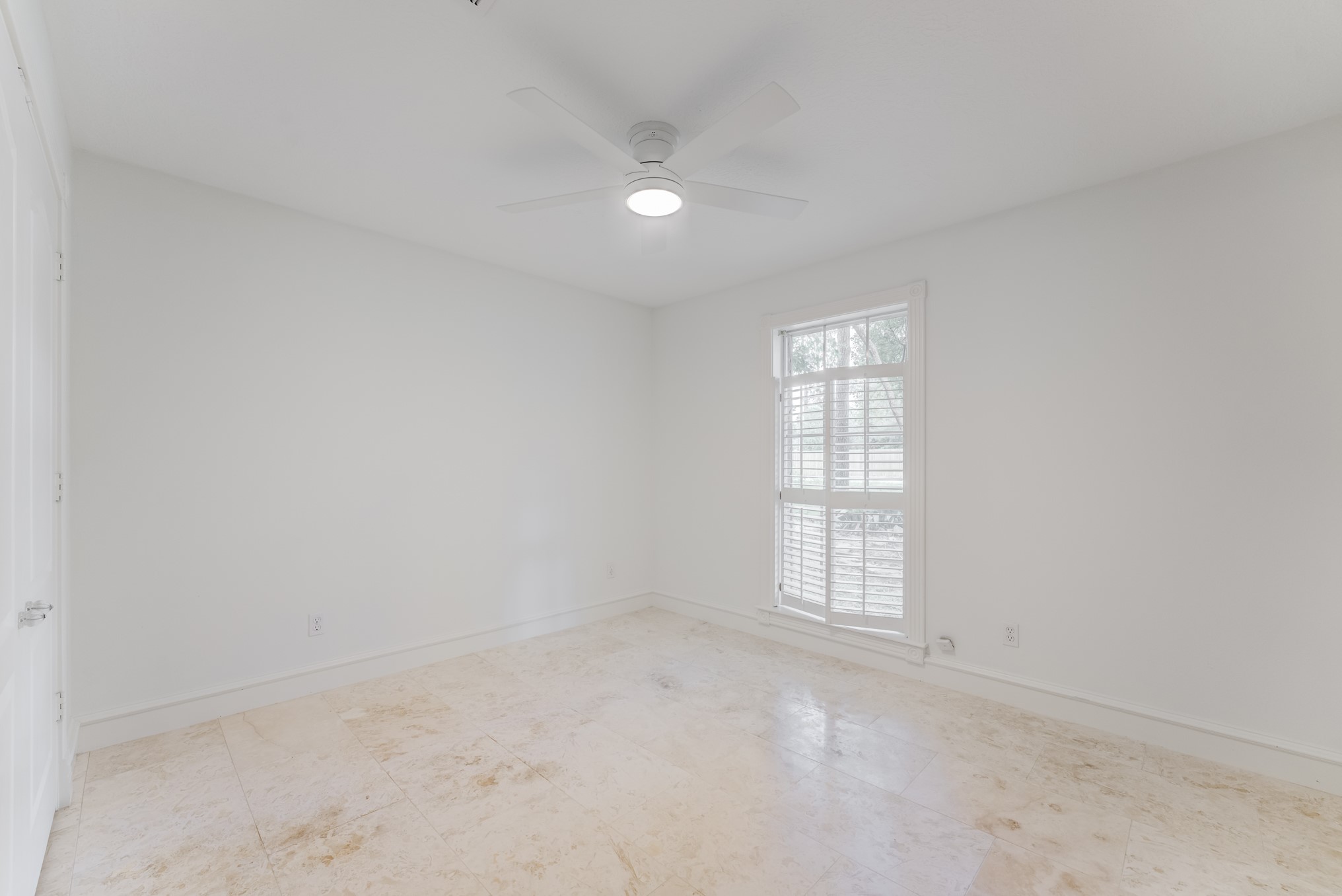 323 Spring Woods Drive Spring, TX 77386 - Photo 40 of 50 an empty room with windows