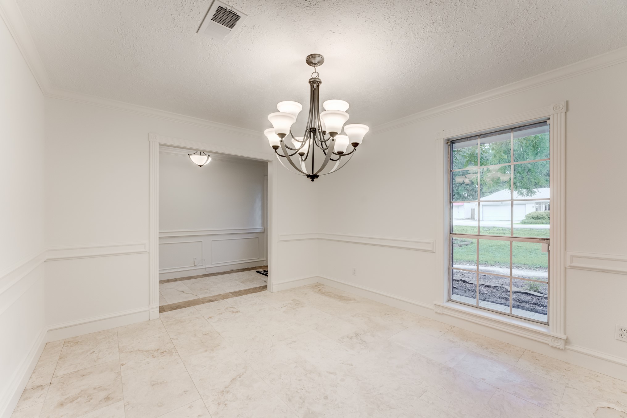 323 Spring Woods Drive Spring, TX 77386 - Photo 8 of 50 en empty room with window