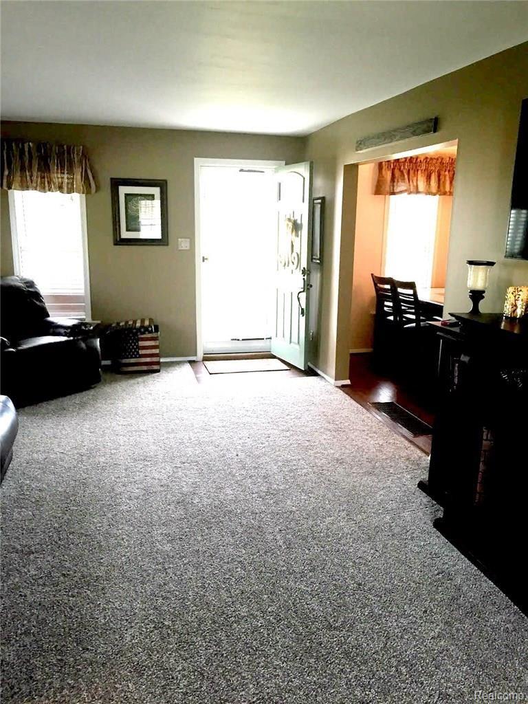 509 Carleton Rockwood Road Carleton, MI 48117 - Photo 15 of 19 Living Room looking towards front of home.