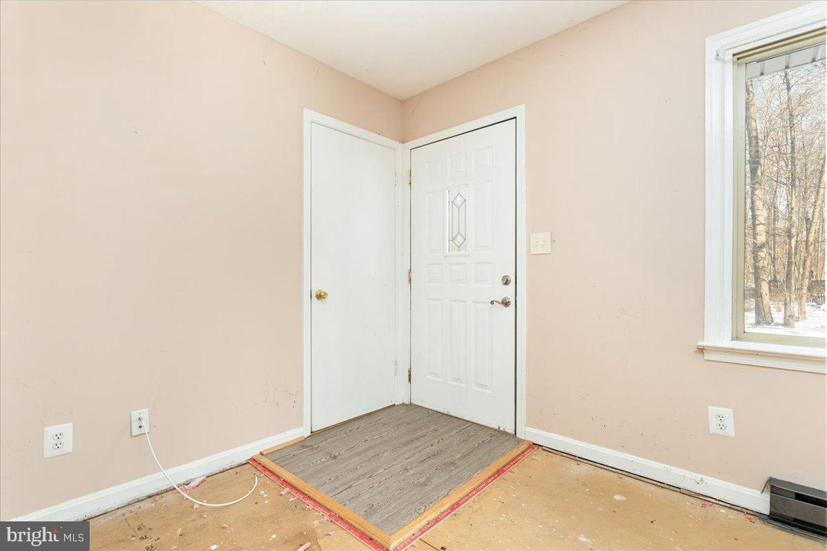 10090 Tyler Lane Midland, VA 22728 - Photo 3 of 27