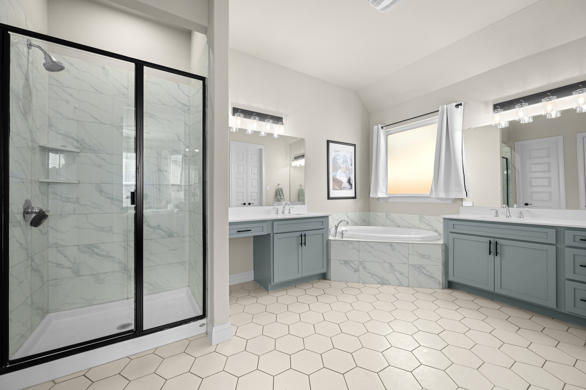 2100 Highland Ridge Road Georgetown, TX 78628 - Photo 18 of 30 Luxurious soaking tub and tiled shower with dual vanities provide an elegant bathing experience.