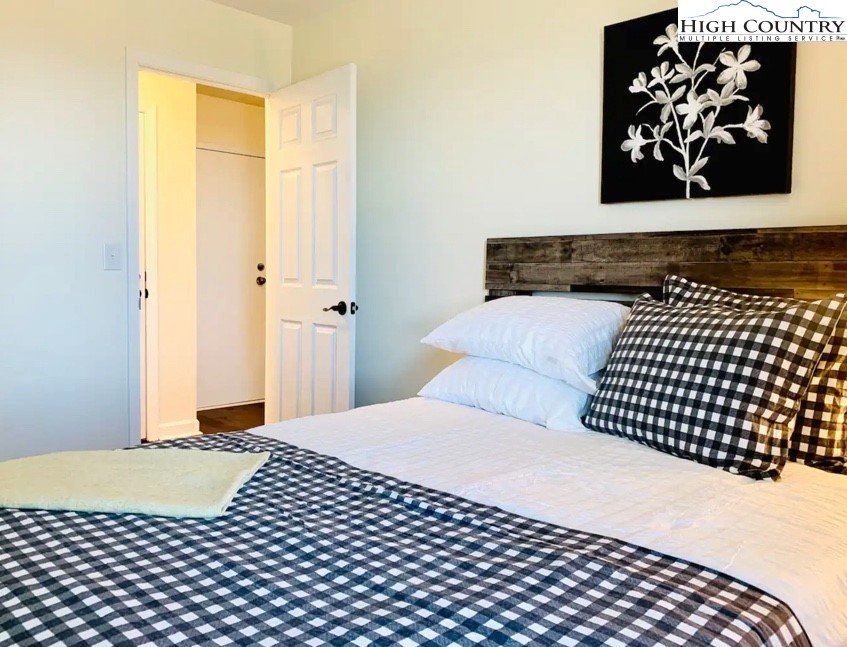 301 Pinnacle Inn Road, Unit 4315 Beech Mountain, NC 28604 - Photo 13 of 33 a bedroom with a bed and wall painting
